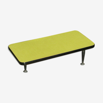 Bout de canapé ou table basse formica jaune