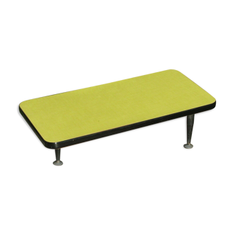 Bout de canapé ou table basse formica jaune