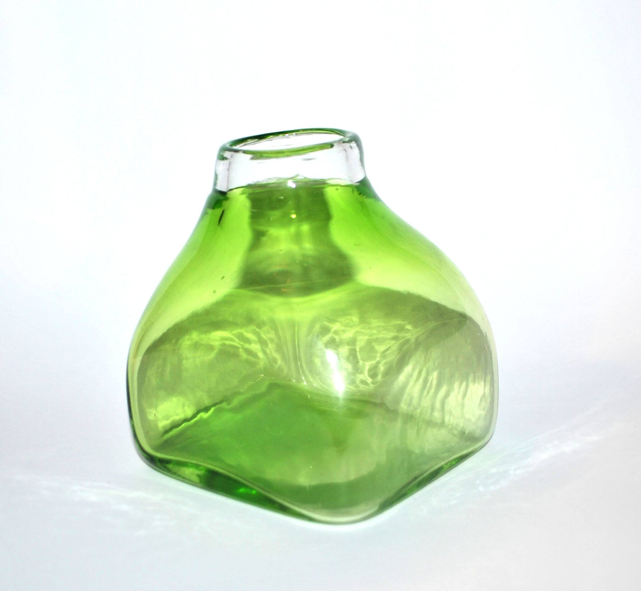 DESIGN Scandinavian vase in lined blown glass Green 1960-70 dlG Whitefriars