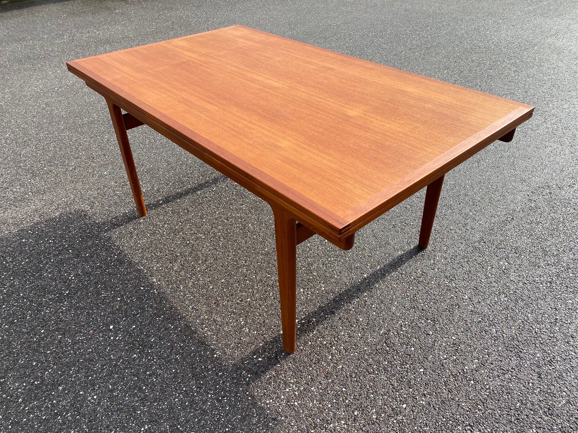 Niels calf otto dining table with extensions