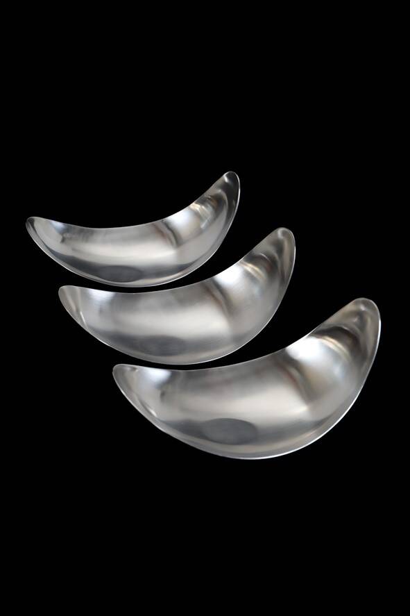 “Leaf” bowl / medium size / Helle Damkjær for Georg Jensen / brushed stainless steel / asymmetrical / Danish modern design