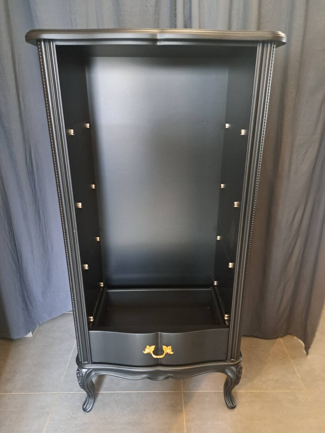 Tosconova black lacquered bookcase