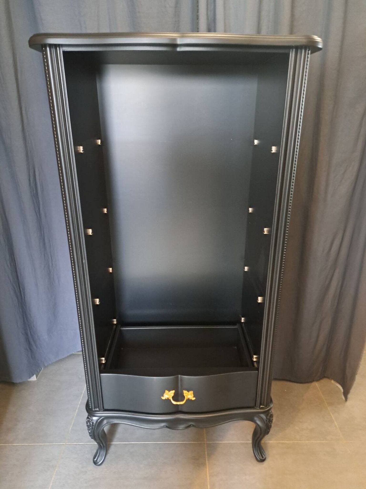 Tosconova black lacquered bookcase