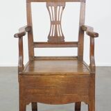 Fauteuil ancien en chêne anglais du XVIIIe siècle avec accoudoirs et ornement
