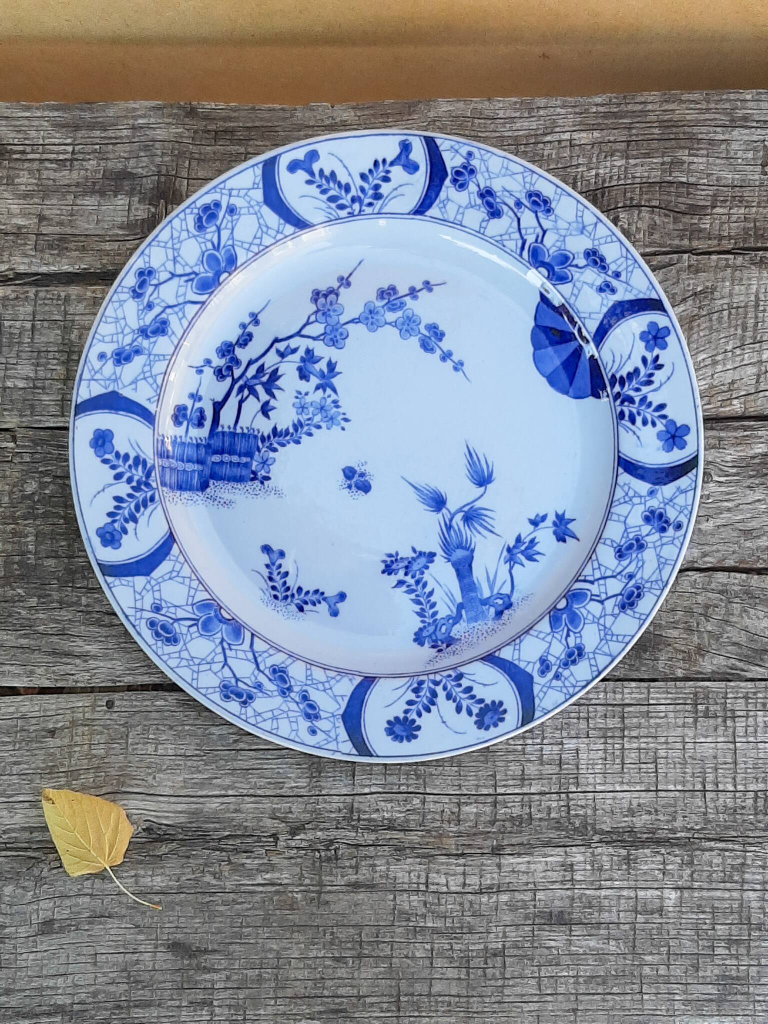 Plat en faïence de Creil et Montereau modèle Japon