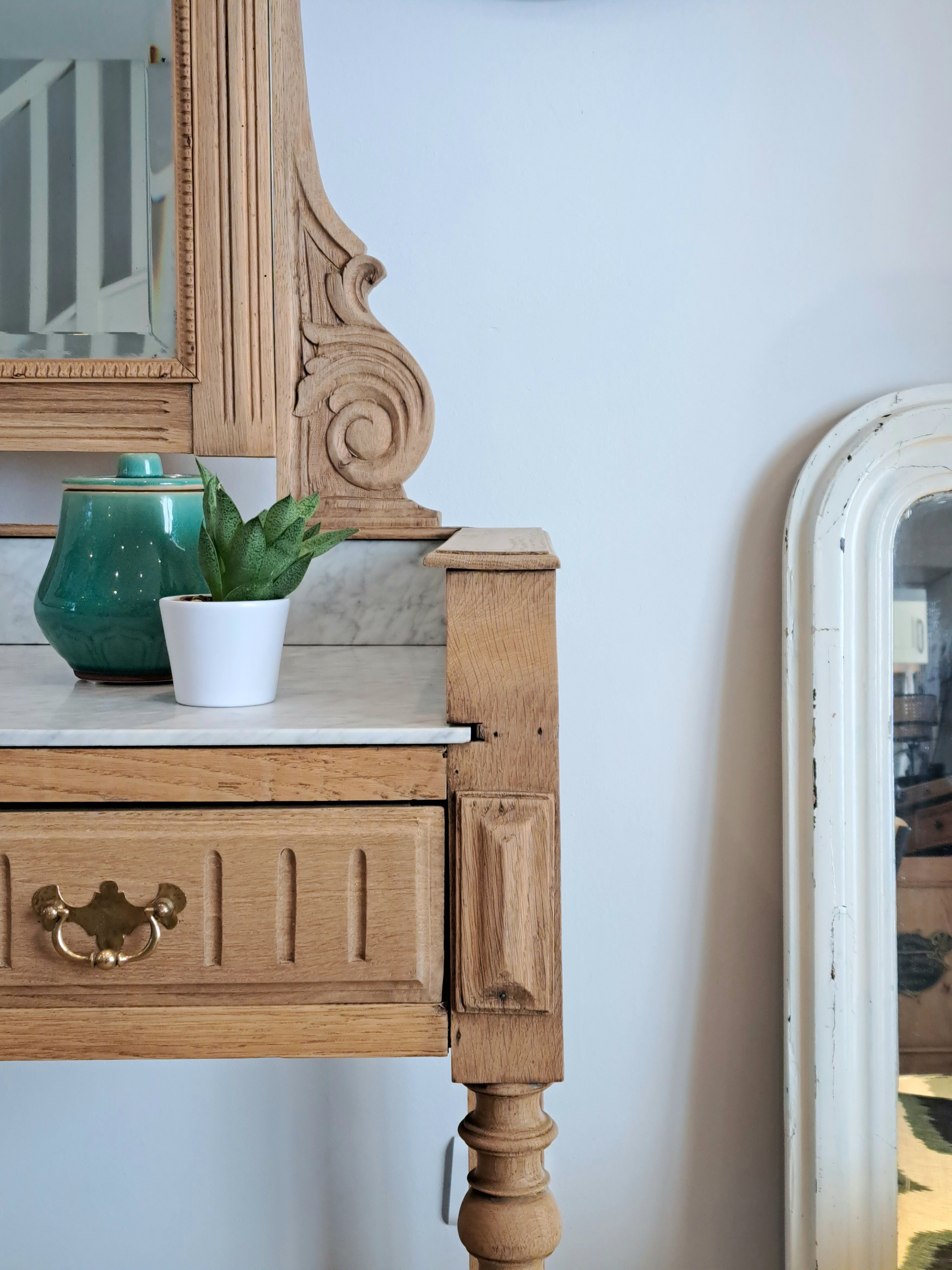 Bathroom cabinet with marble top in Henri II style