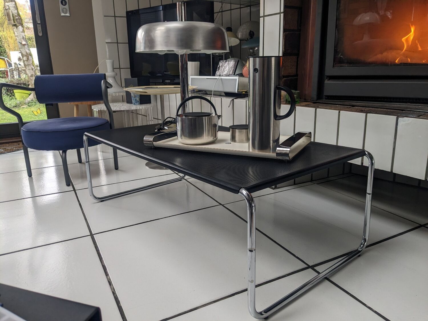 Table basse en métal chromé et tôle perforée