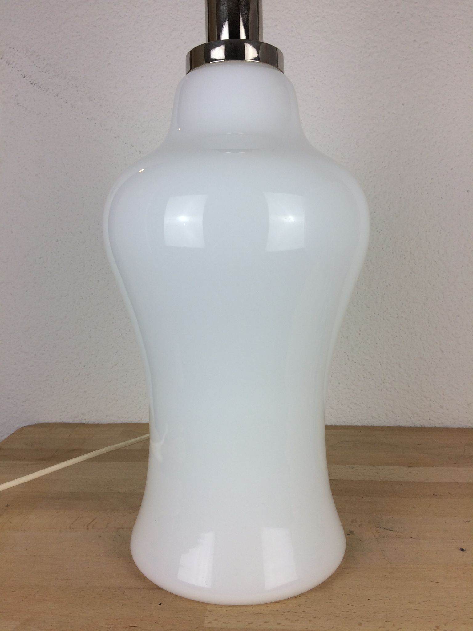 Lampe à poser opaline années 70 space age pied balustre