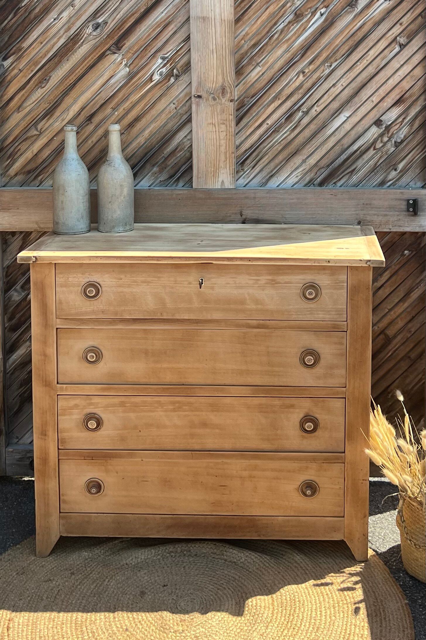 Commode vintage en bois massif brut