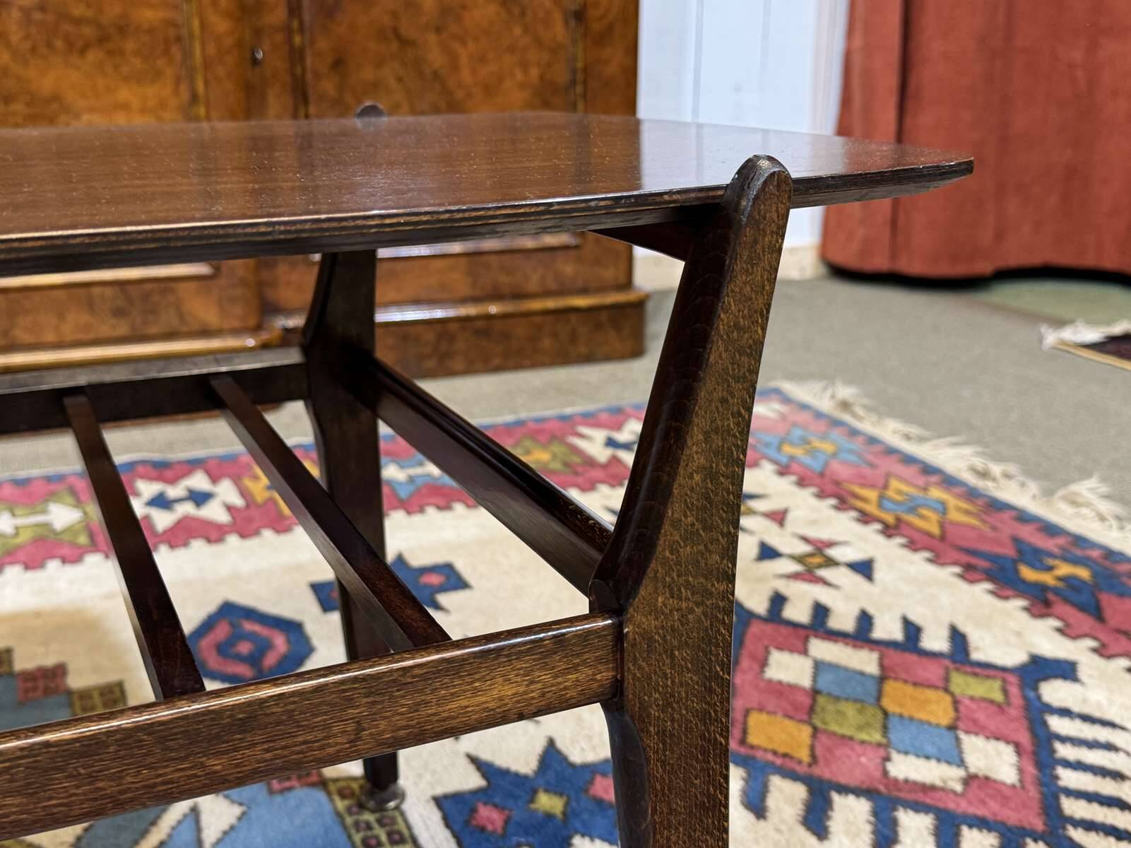 Table basse anglaise en acajou et hêtre des années 70