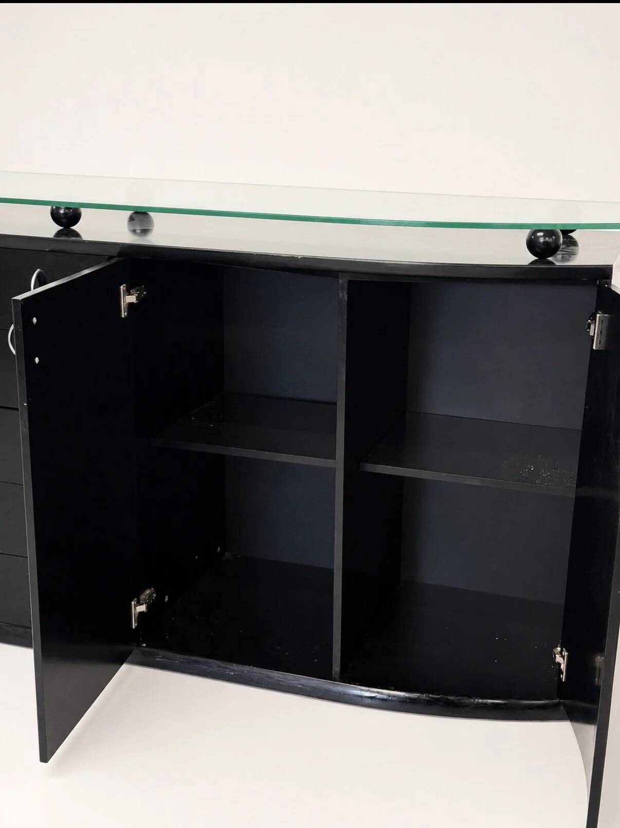 Buffet postmoderne en laque noire avec plateau en verre sur pieds boule