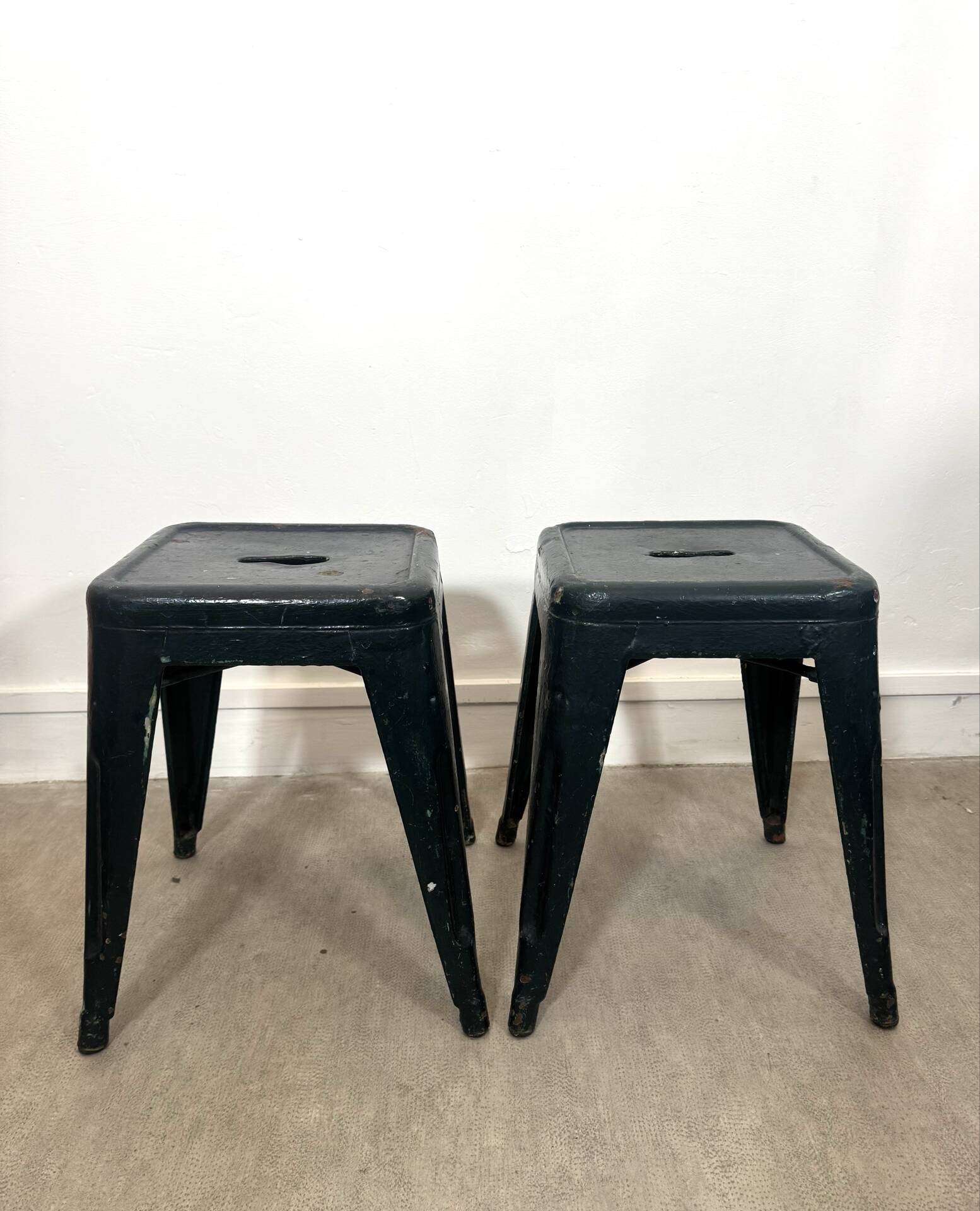 Paire de tabourets Tolix vert foncé