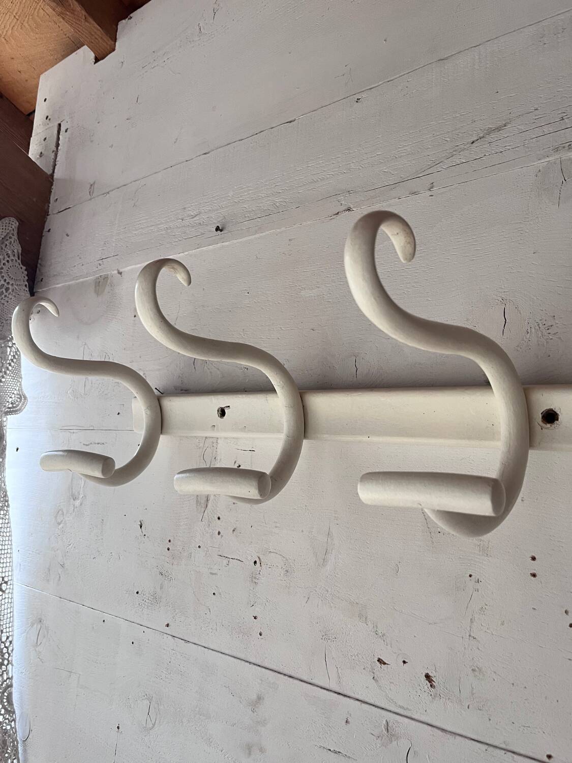 Long porte-manteau en bois courbé blanc