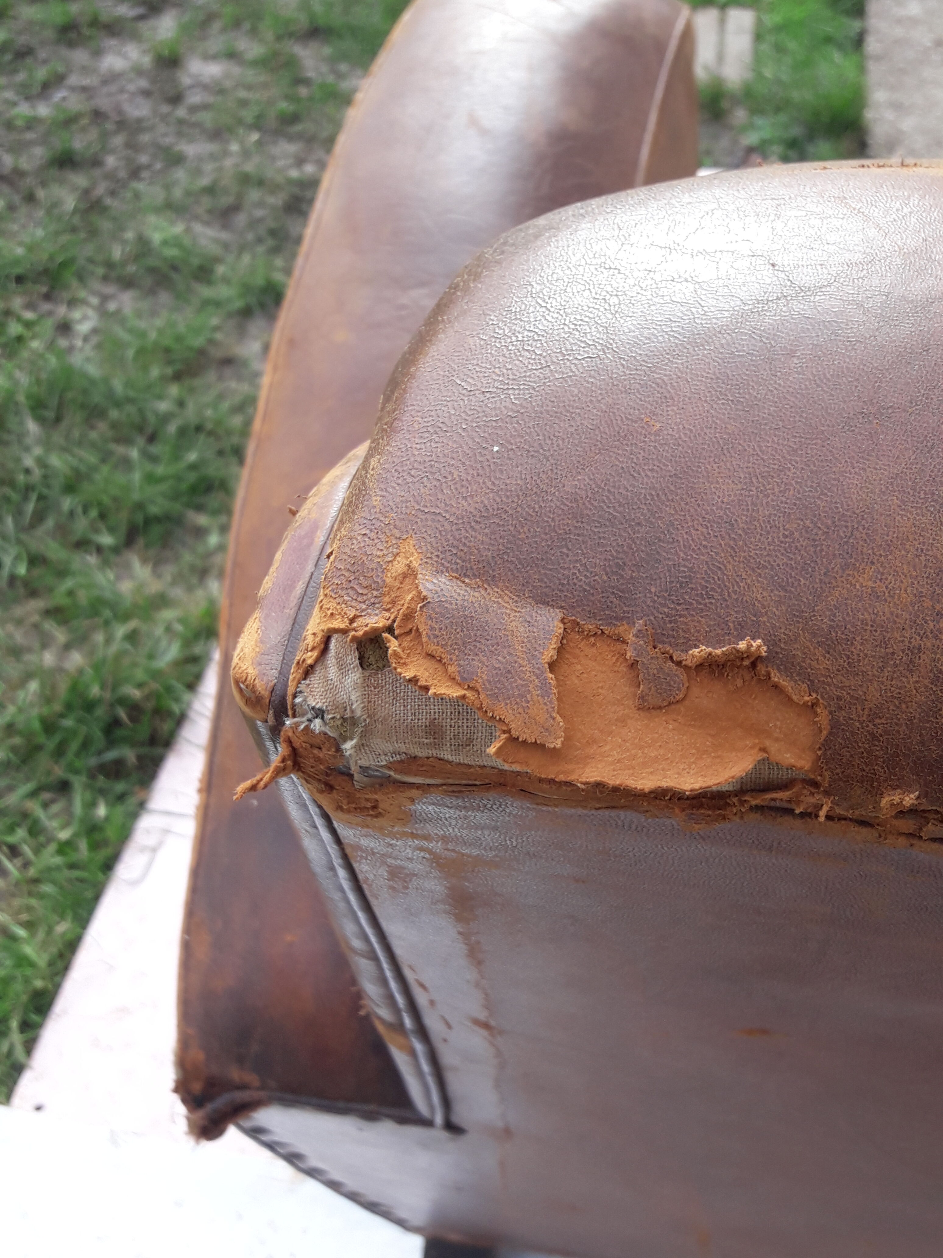 Paire de fauteuils club en cuir marron