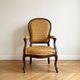 Fauteuil cabriolet classique en bois et tissu texturé doré