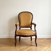 Fauteuil cabriolet classique en bois et tissu texturé doré