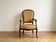 Fauteuil cabriolet classique en bois et tissu texturé doré