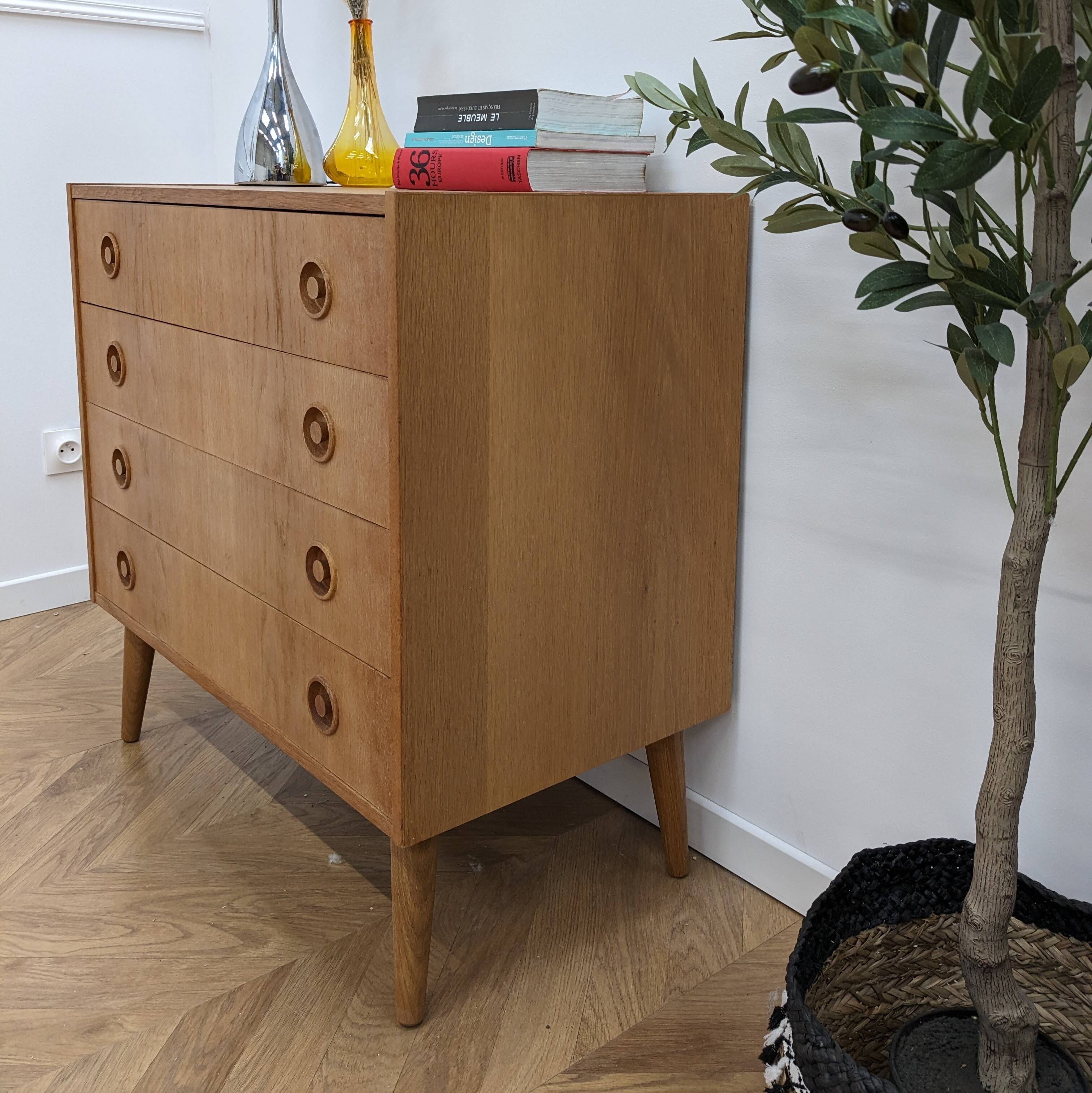 Oak chest of drawers