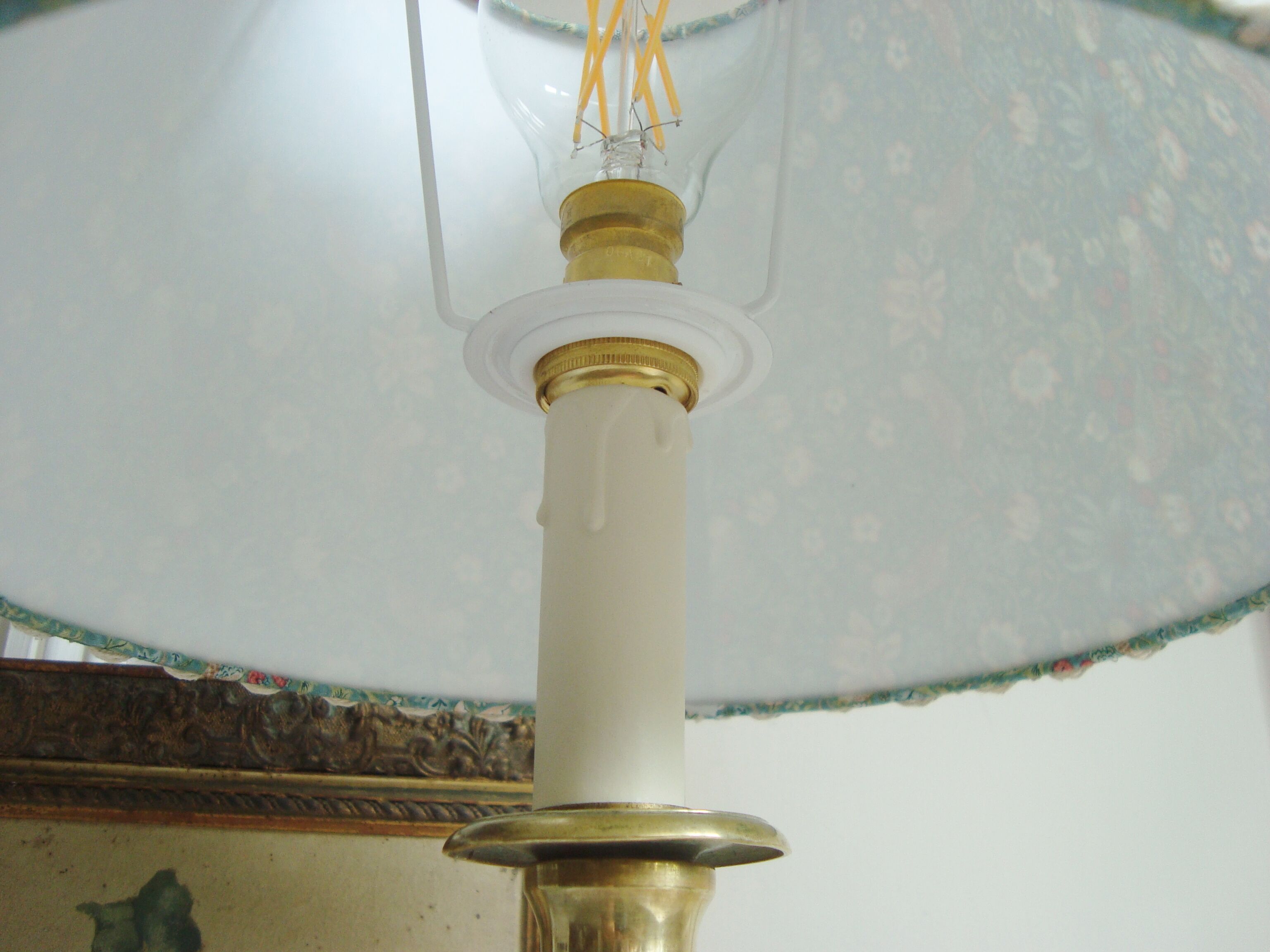 Lampe bougeoir ancien en laiton avec son abat-jour fait main en tissu de William Morris