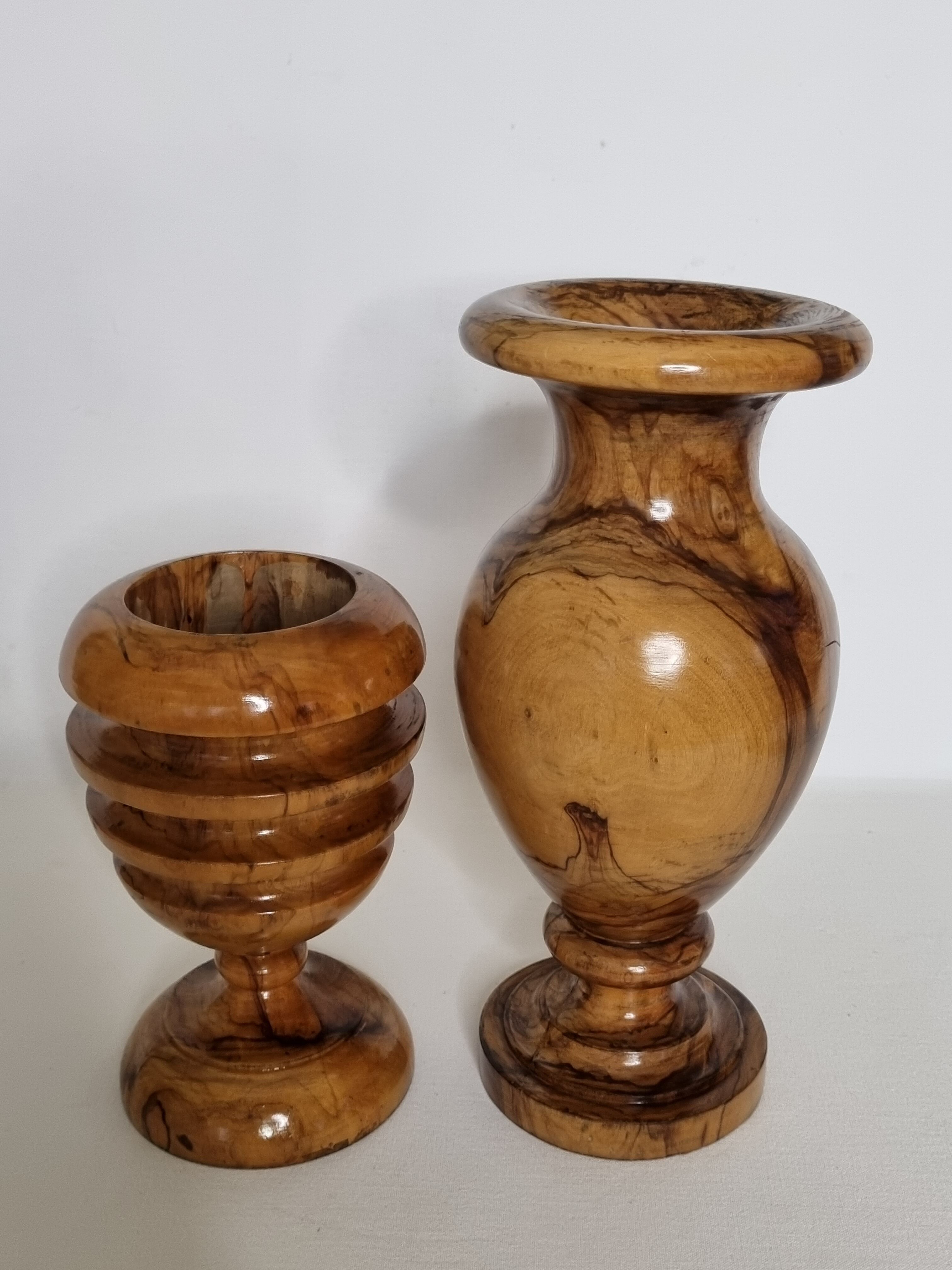 Two decorative vases in turned olive wood, 27 cm