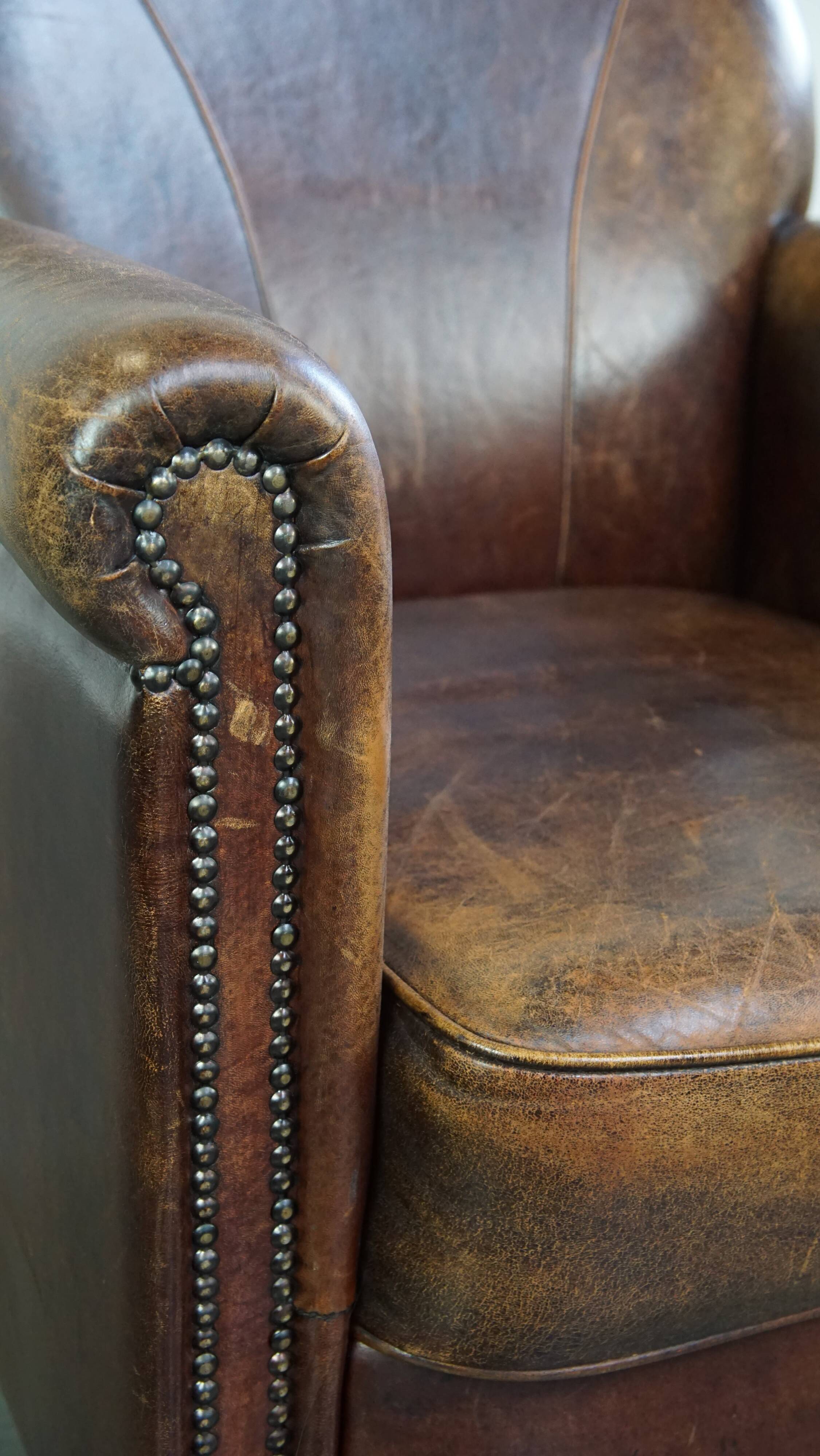 Fauteuil design en cuir de mouton aux finitions soignées et soignées
