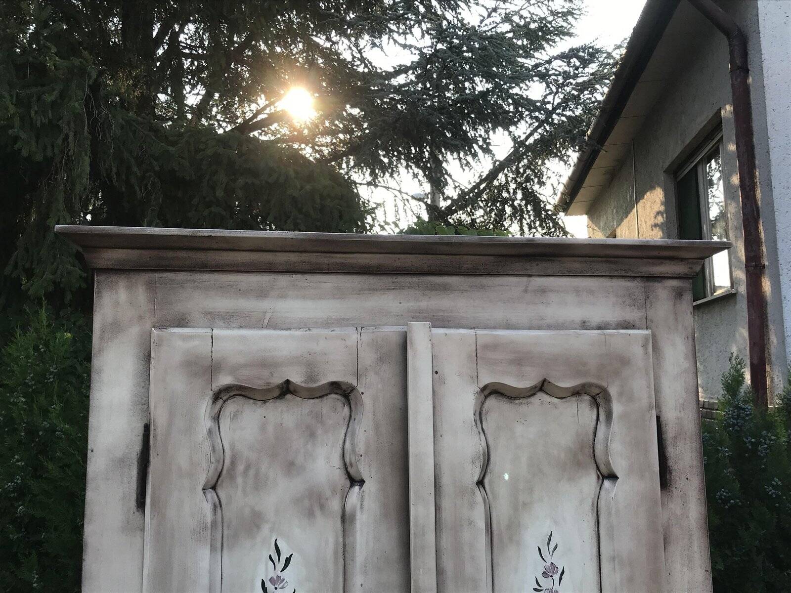 Armoire double avec motif floral peint à la main