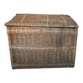 Large brown wicker basket with lid — vintage 1940s style, Czech Republic