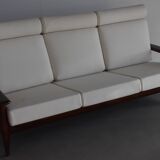 Canapé à dossier haut de style milieu du siècle retapissé