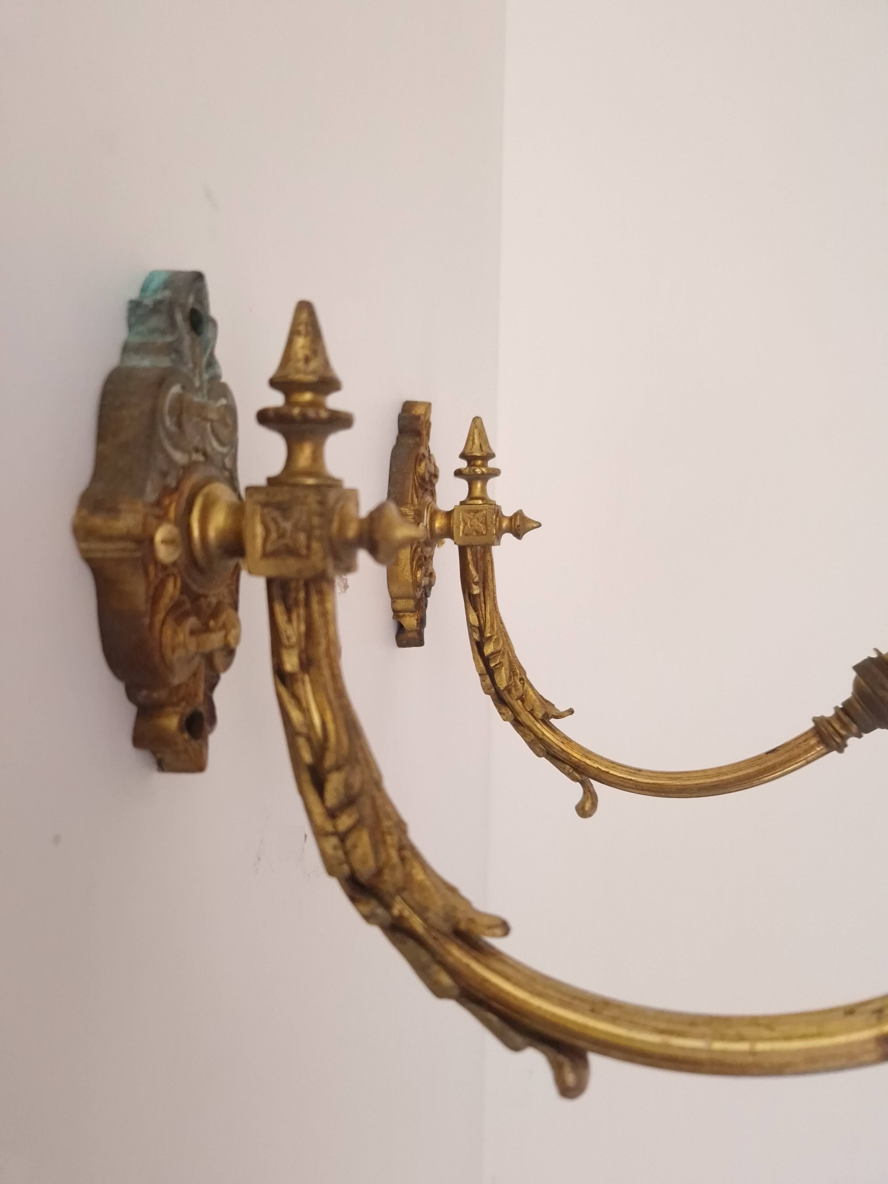 Antique wall lights in gilded brass – Louis XV style, charm and elegance