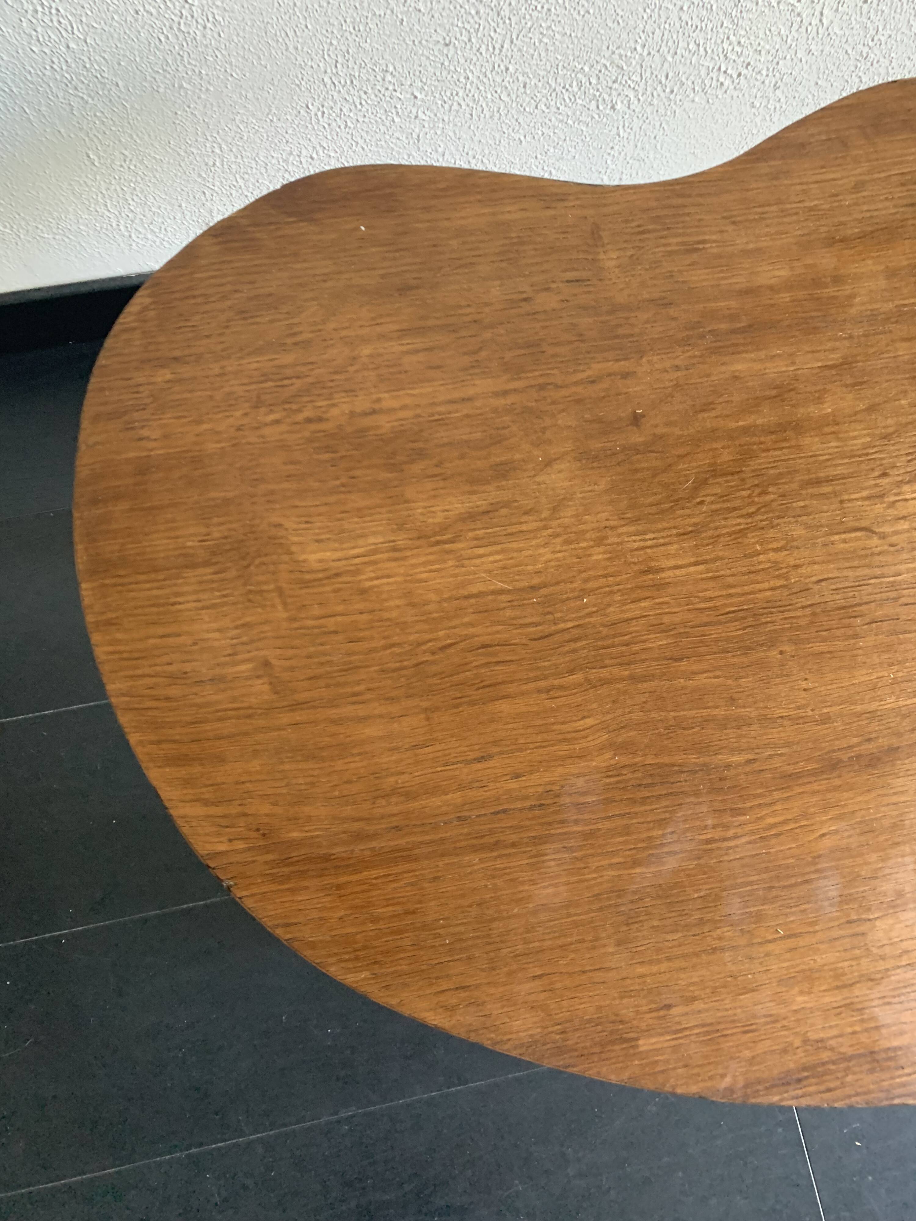 Vintage 1960s low tripod bean-shaped wooden side table - 48 x 66 cm