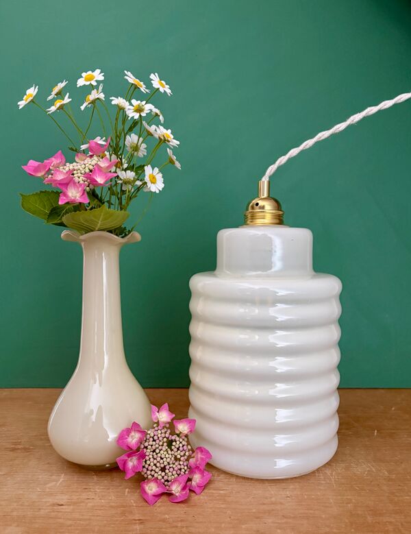 Suspension globe vintage en opaline jaune pâle