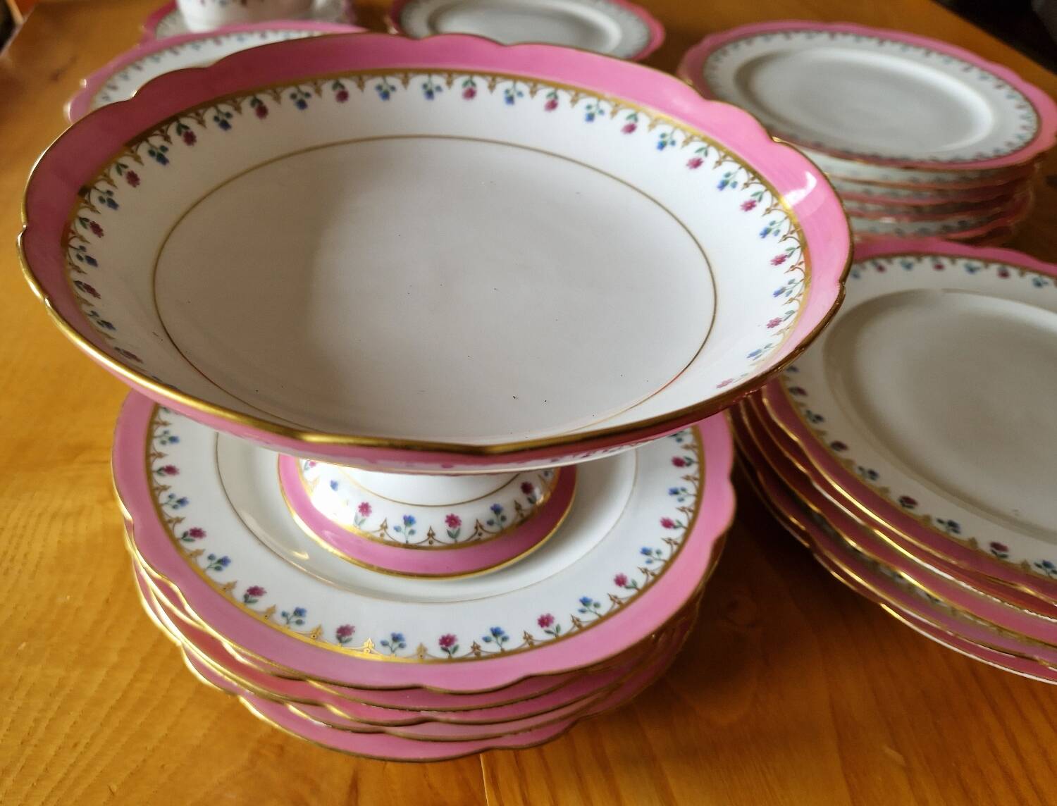 25-piece porcelain dinner service