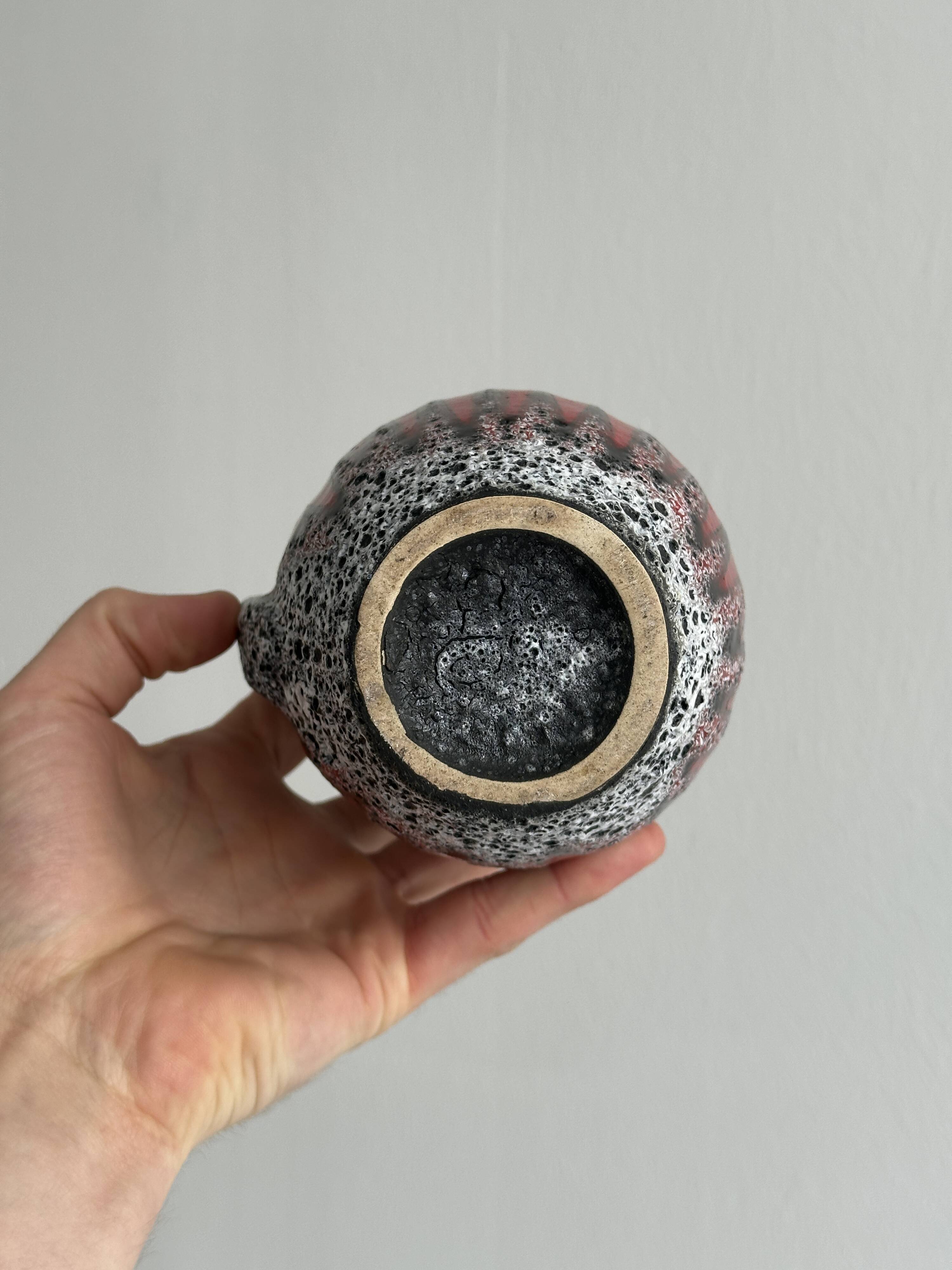 Petit pichet ou vase en céramique texturée