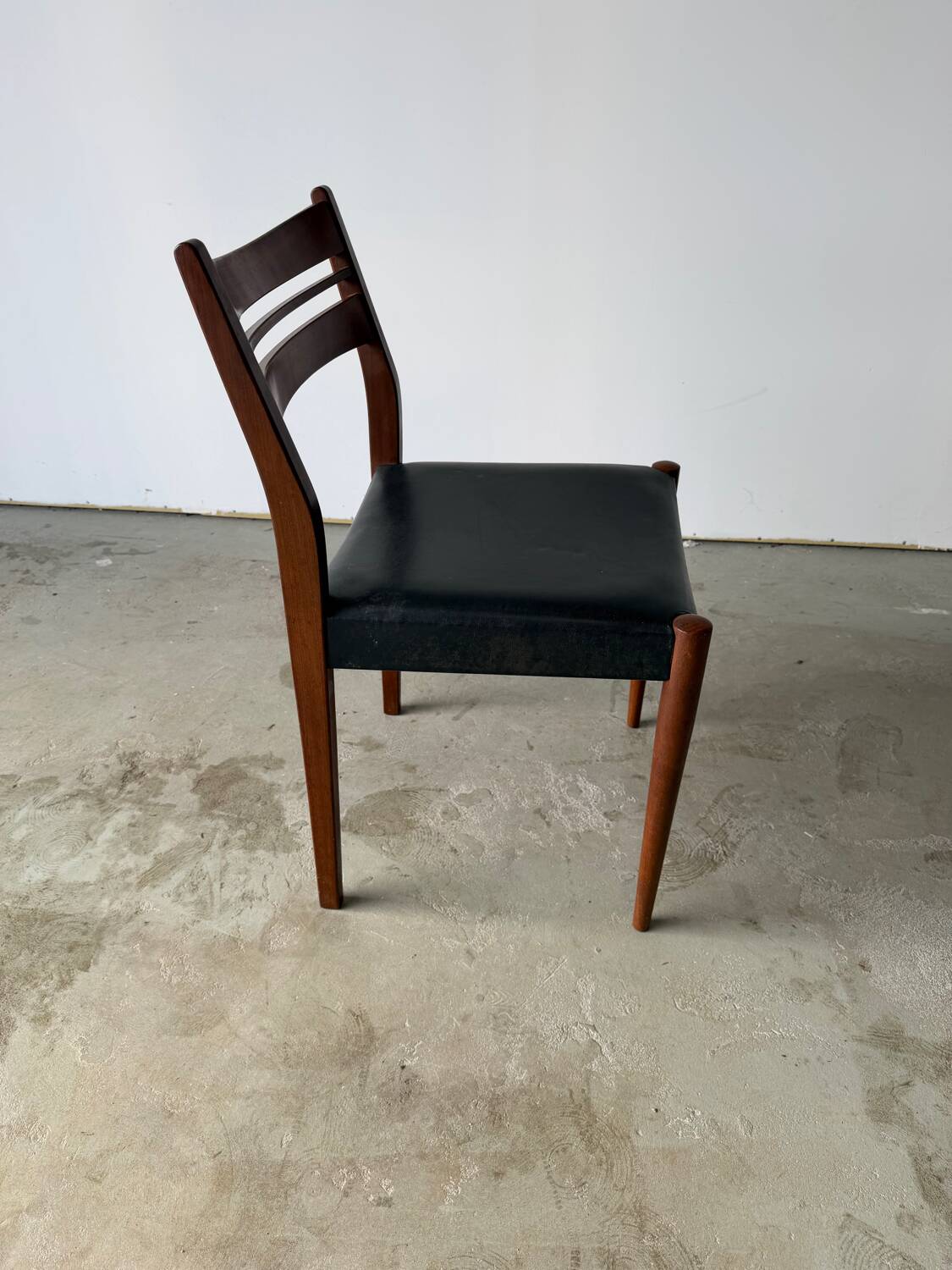 Set of 6 Scandinavian design chairs in solid teak and black Skai.