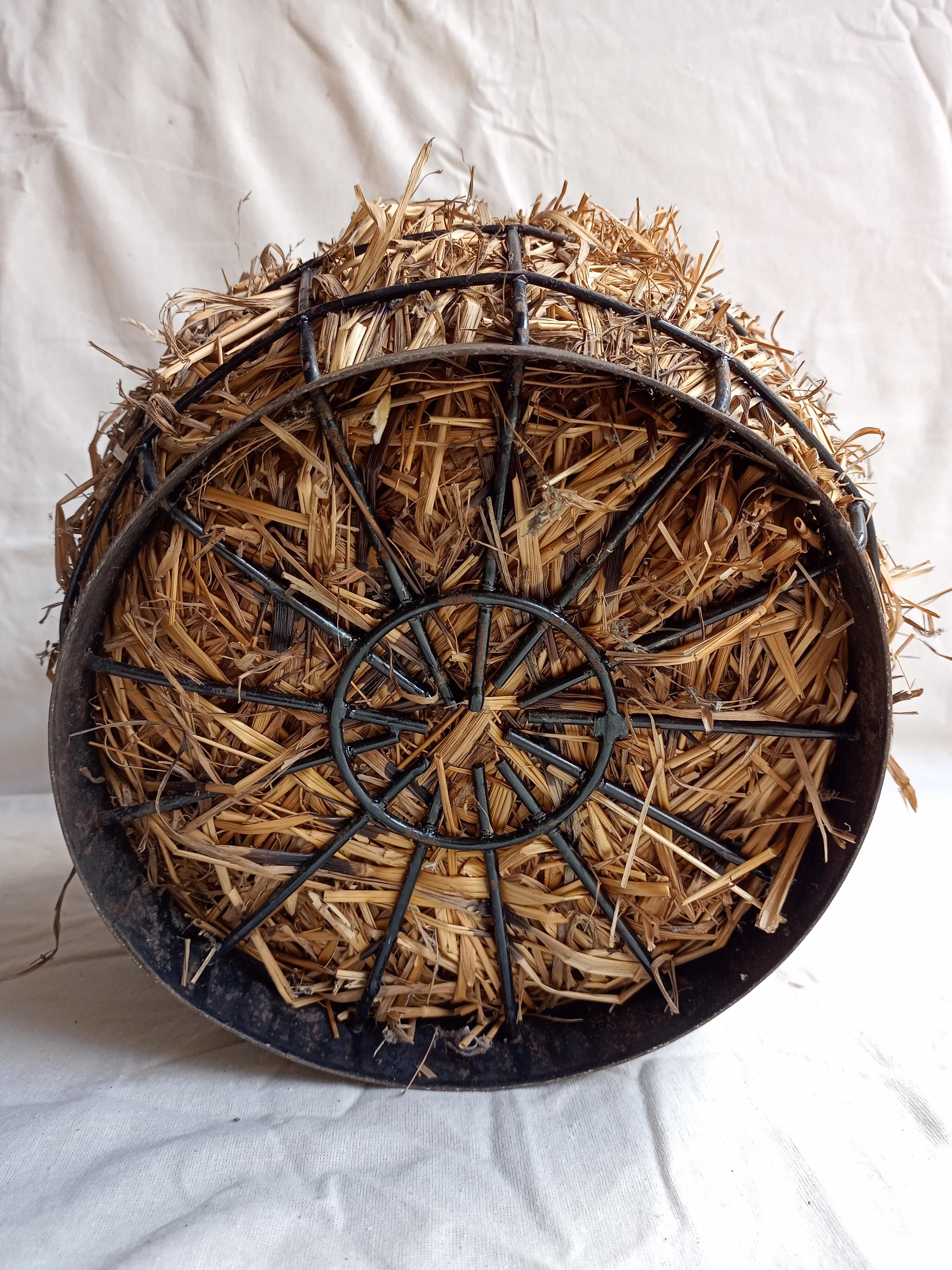 Dame jeanne dans son panier métallique et paille