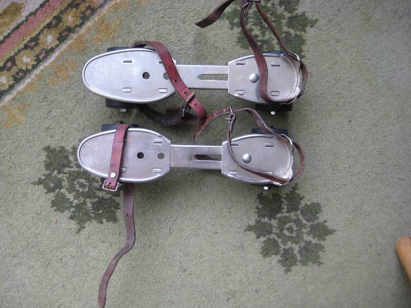 patins à roulettes 1945  sports  Une Paire soit  2 patins à roulettes acier