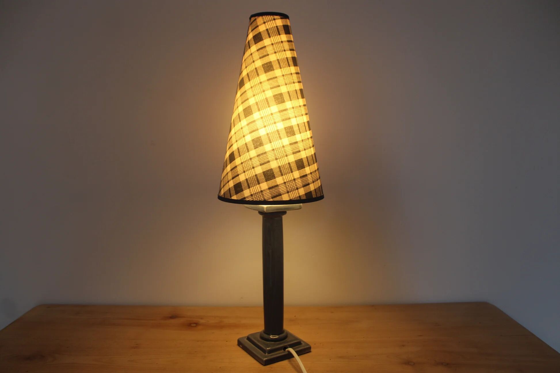 Vintage table lamp in bluish grey ceramic – Conical lampshade in Scottish tartan – 1970s/80s