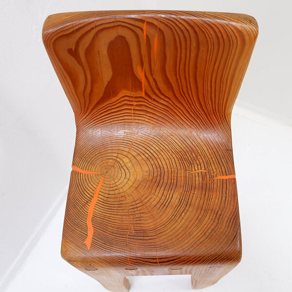 Chaise haute sculpturale de style brutaliste en chêne massif