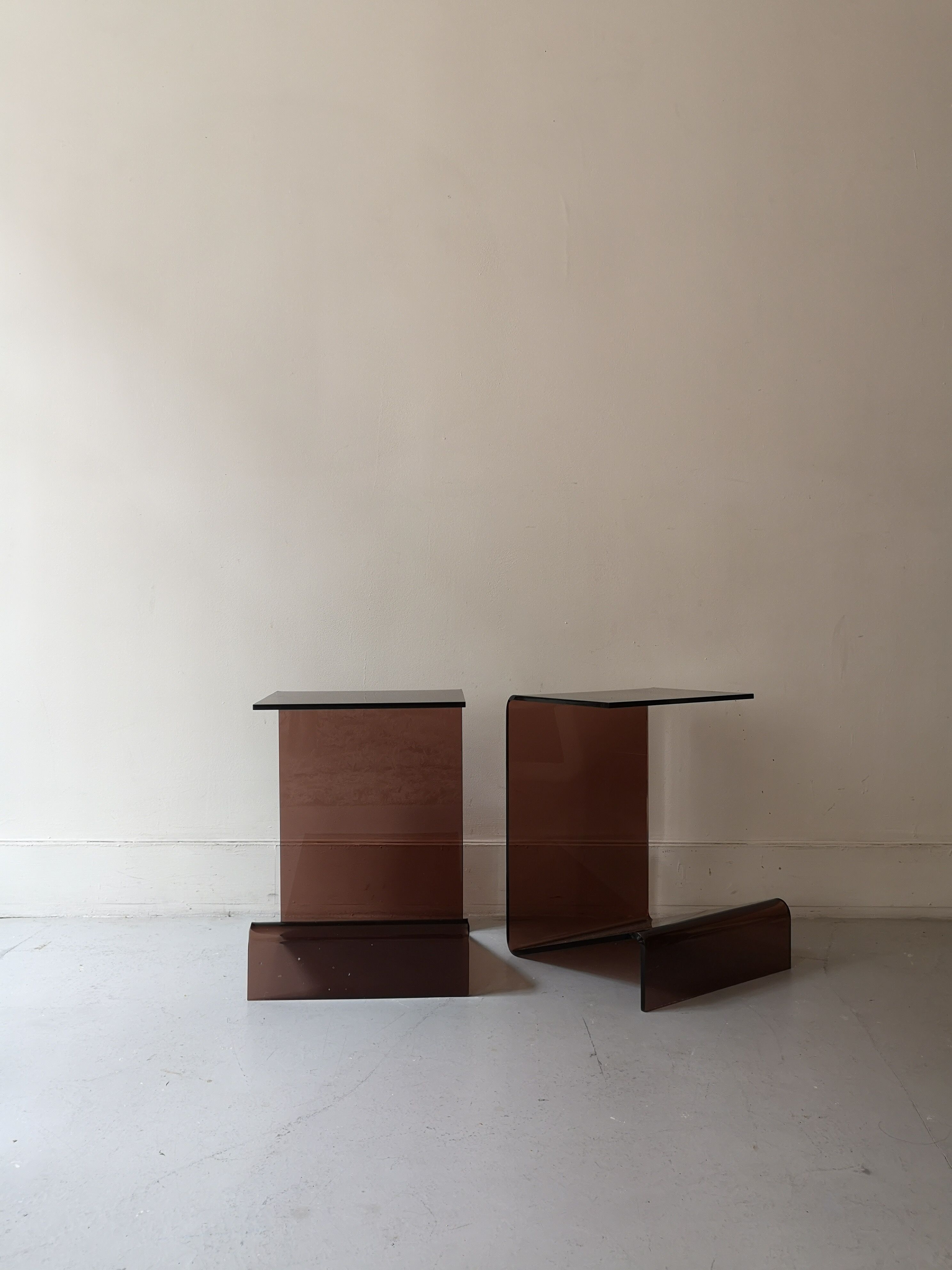 Set de 2 tables de chevets en plexiglas fumé, Design 1970