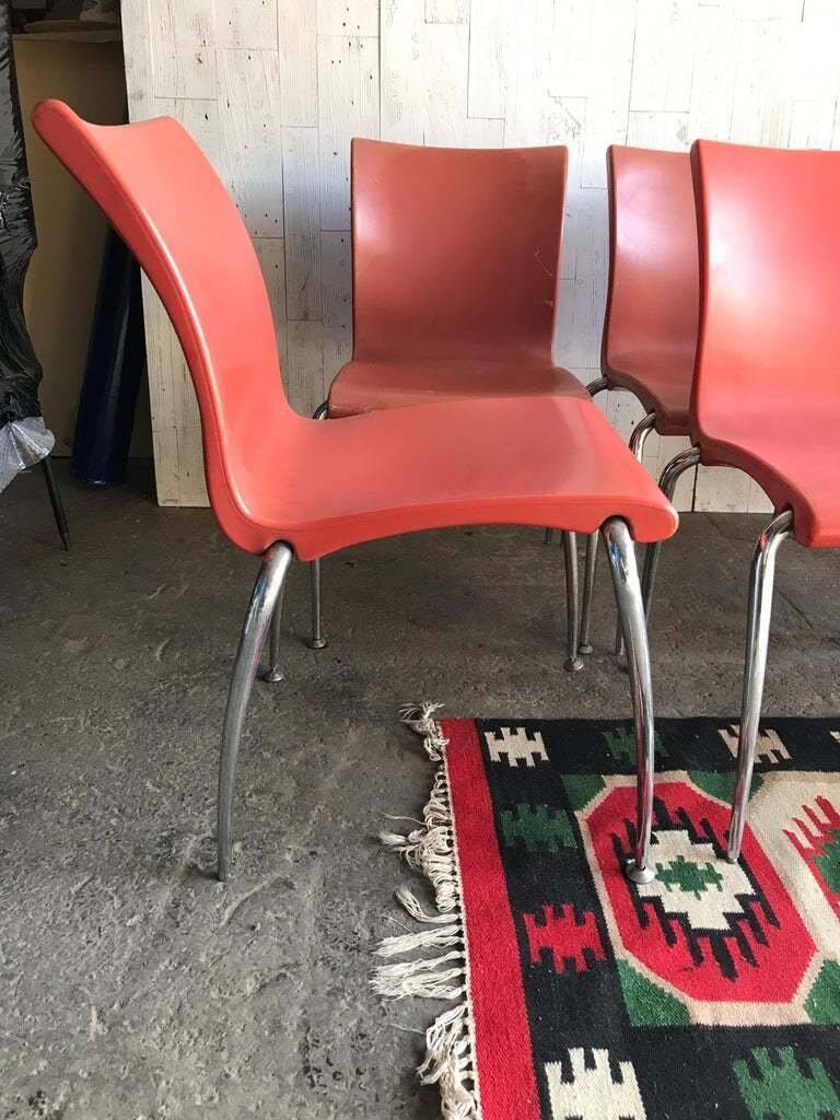 Lot de 8 chaises vintage rouges en terre cuite avec piétement chromé métallique – Martin Ballendat