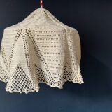 Suspension en opaline blanche et abat jour en crochet ancien fait main
