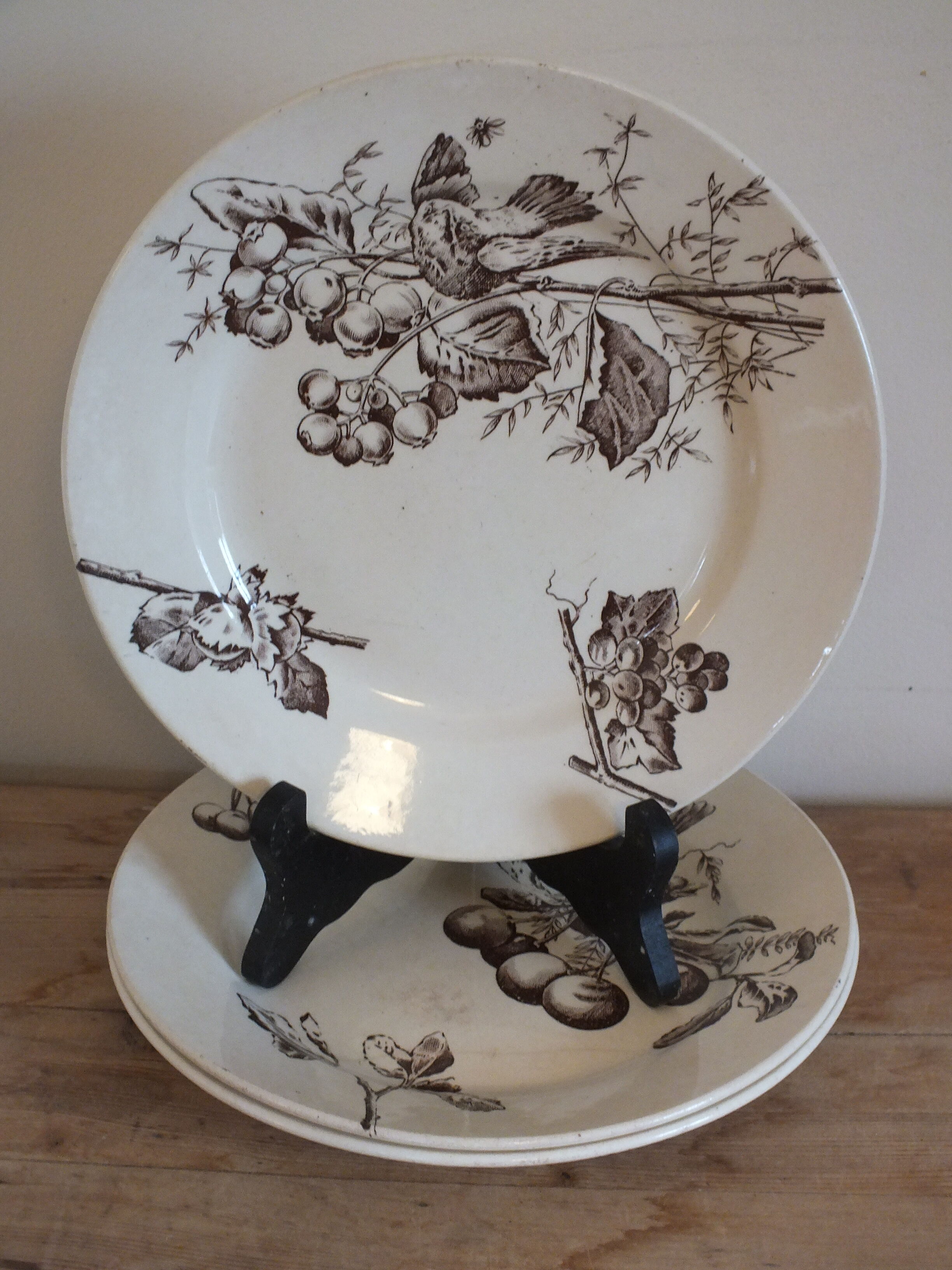 3 plates with hors d'oeuvre in Terre de Fer HB Choisy bird decoration