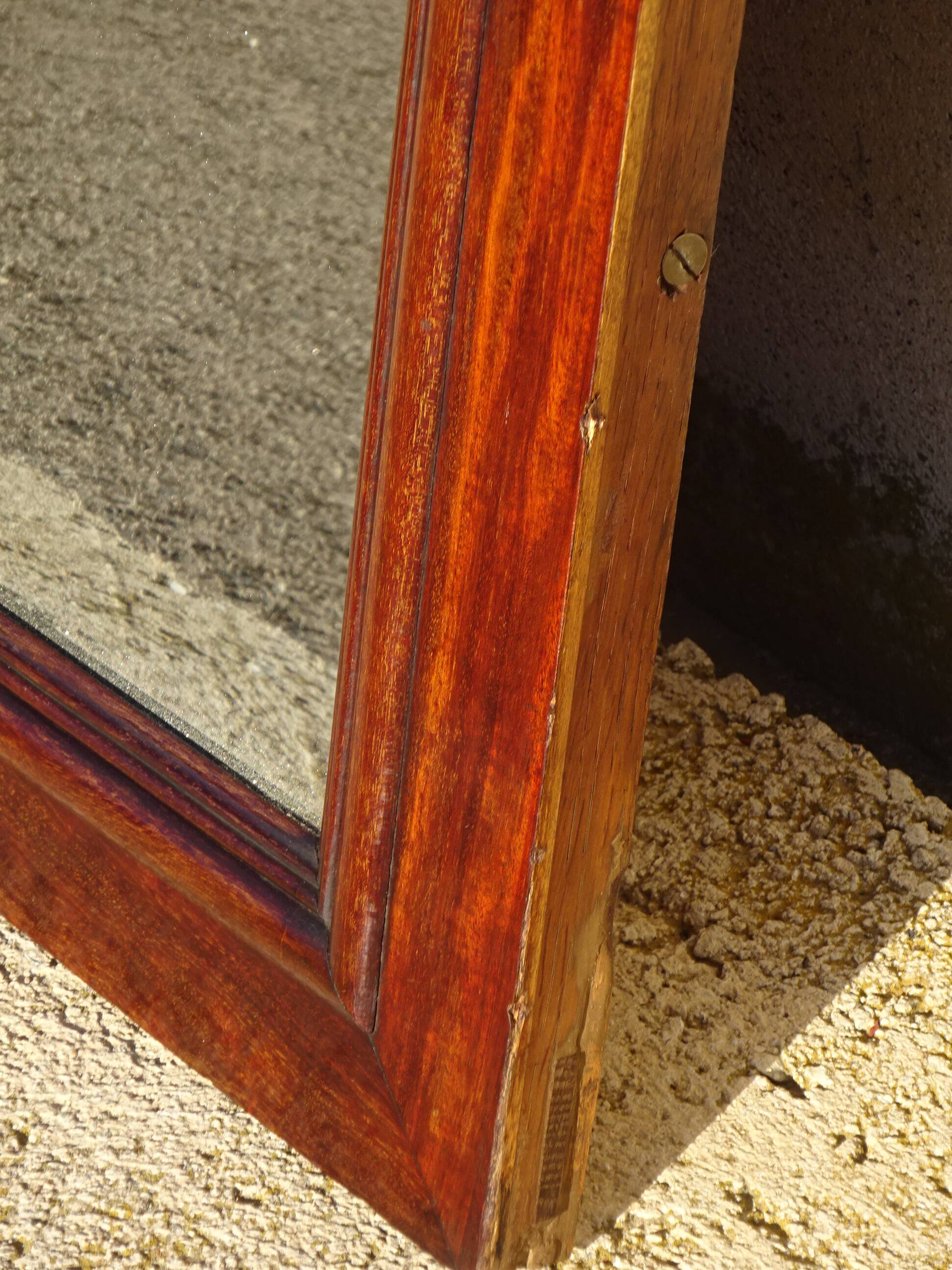 Large antique mirror in a flame mahogany frame; 132x82 cm