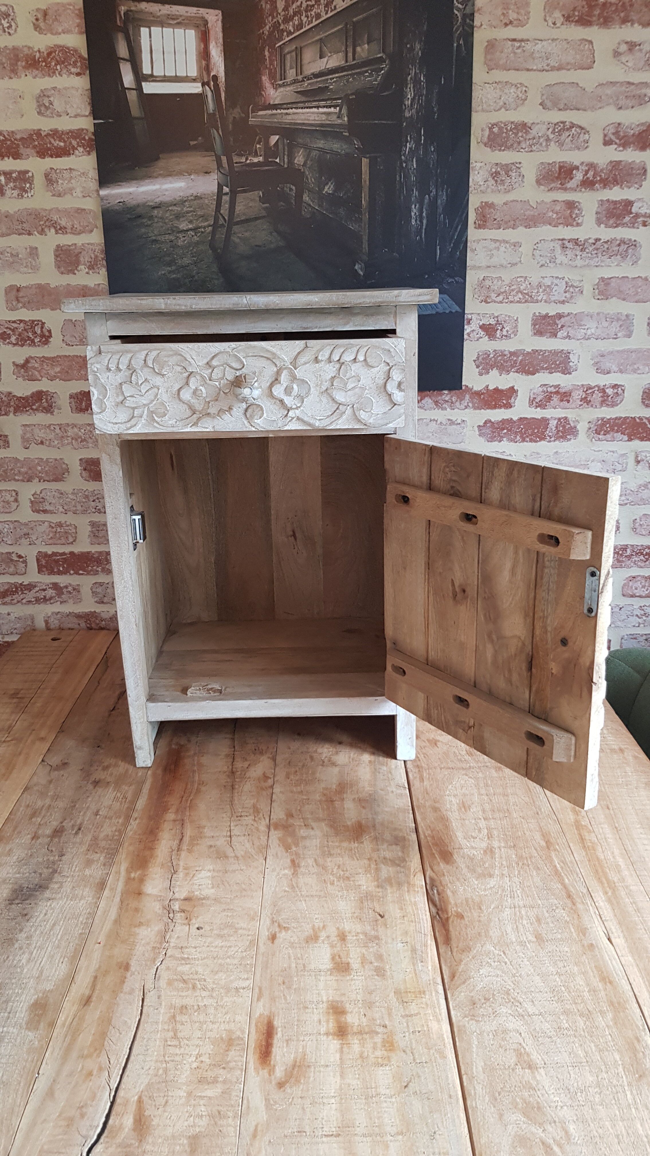 Chiseled mango tree bedside