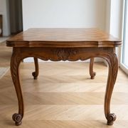 Table Louis XV en bois sculpté et marqueté - 150 × 90 cm
