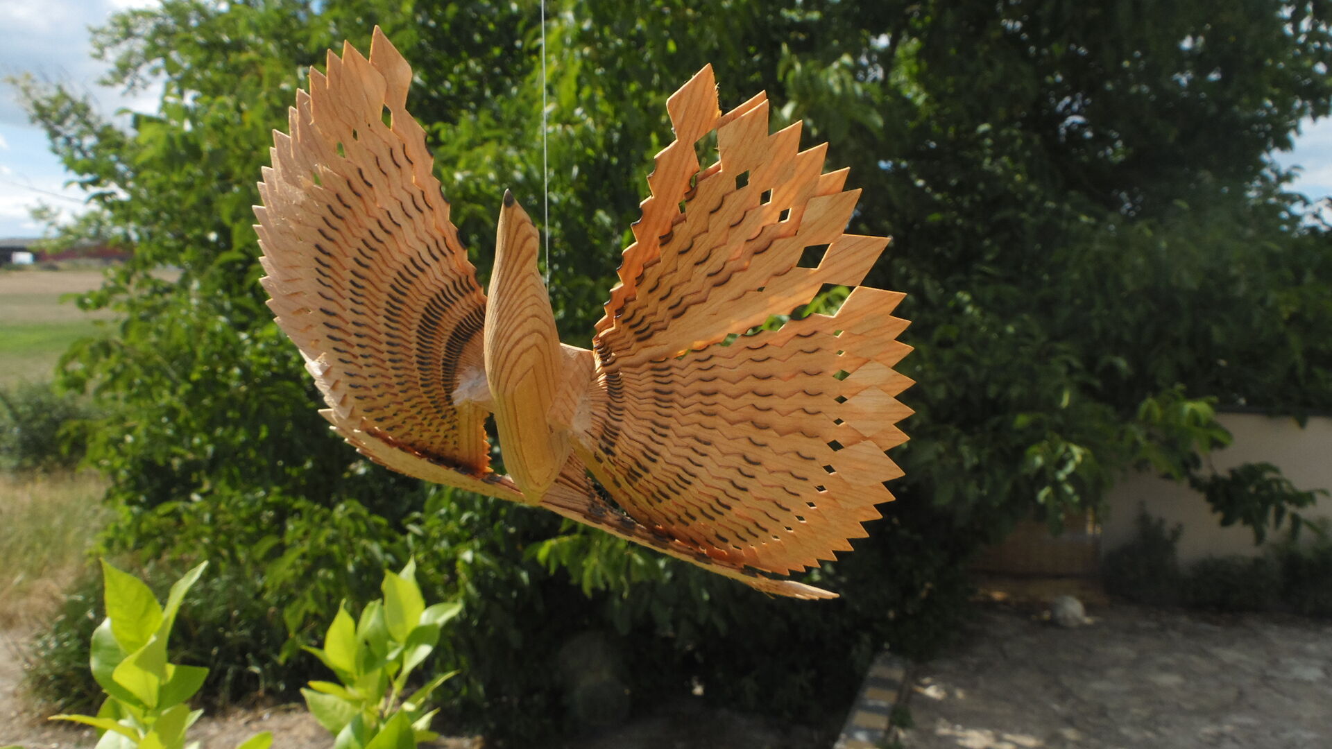 Oiseau décoratif en bois a suspendre