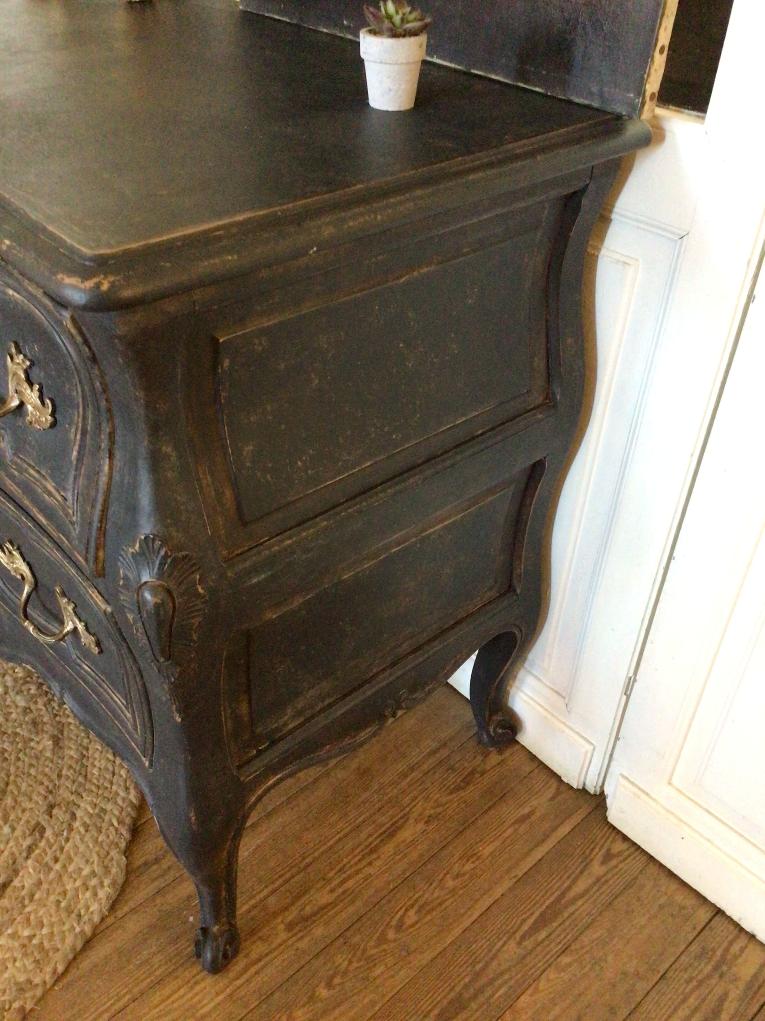 Commode patine noire cirée