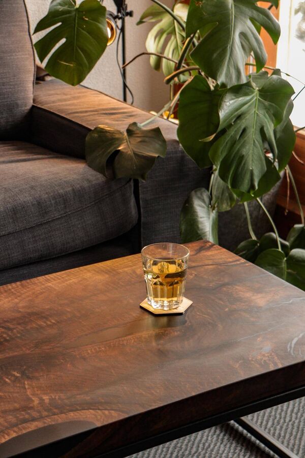 Table basse artisanale en noyer massif & résine époxy – pièce unique