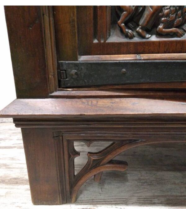Meuble haute époque sculpté