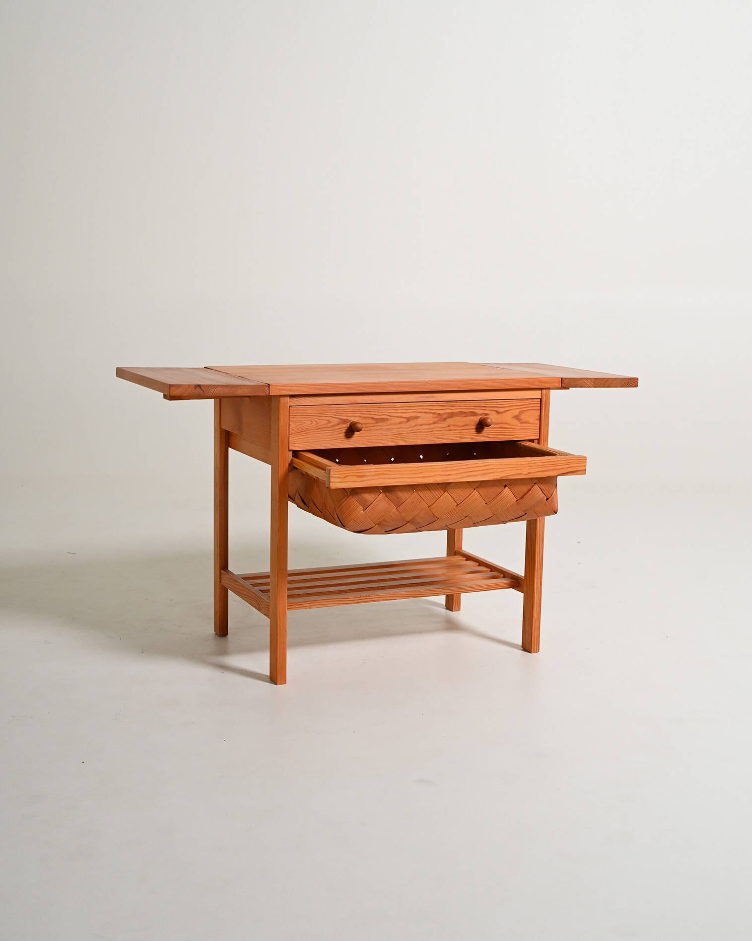 Table d'appoint en pin scandinave, années 1950